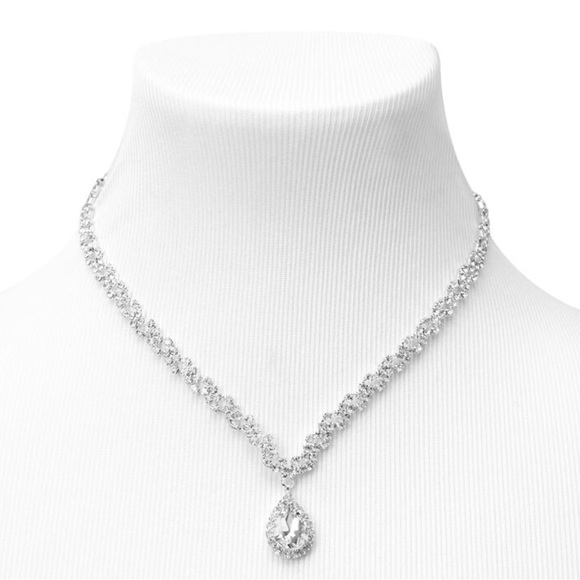 CLAIRE’S CRYSTAL V-NECK JEWELRY SET - Picture 2 of 3